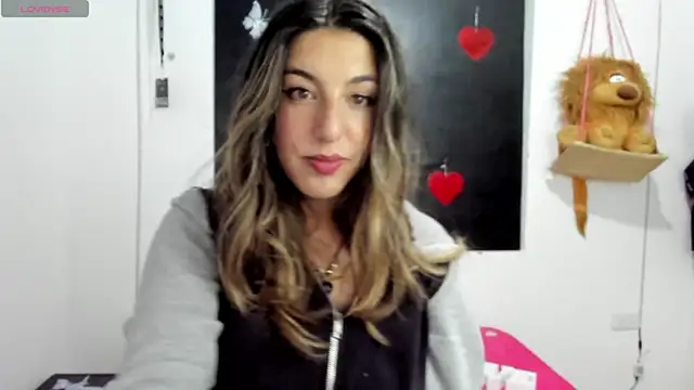 Snapshot of queen-natty chatting on 01/10/25, 04:12 queen-natty online show from 01/10/25, 04:12