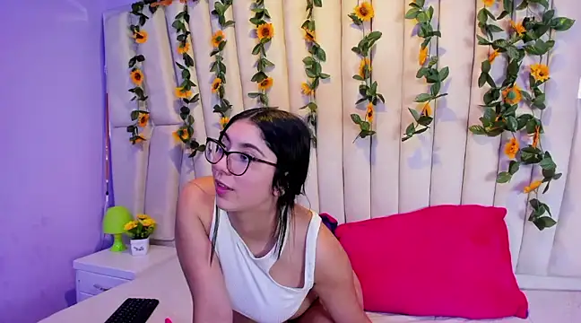 Snapshot of Lucy_Anall_ chatting on 02/08/25, 10:08 Lucy Anall online show from 02/08/25, 10:08