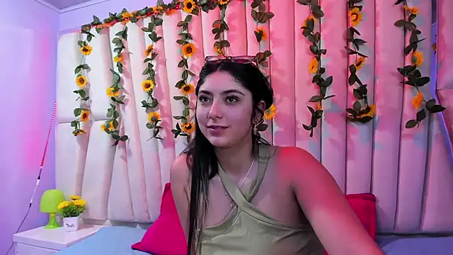 Snapshot of Lucy_Anall_ chatting on 02/23/25, 01:02 Lucy Anall online show from 02/23/25, 01:02