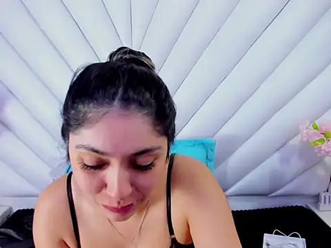 Lucy Anall  online show from 06/11/26, 12:32