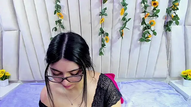 Snapshot of Lucy_Anall_ chatting on 09/20/25, 10:15 Lucy Anall online show from 09/20/25, 10:15