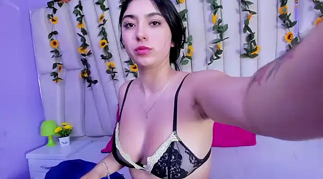 Snapshot of Lucy_Anall_ chatting on 02/06/25, 12:22 Lucy Anall online show from 02/06/25, 12:22