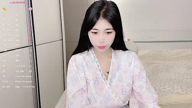 Snapshot of White-Star chatting on 03/17/25, 12:04 White-Star online show from 03/17/25, 12:04