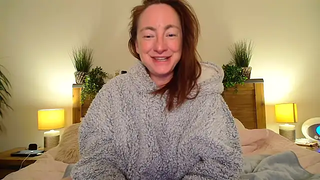 Snapshot of LouiseTswing chatting on 03/06/25, 07:54 LouiseTswing online show from 03/06/25, 07:54