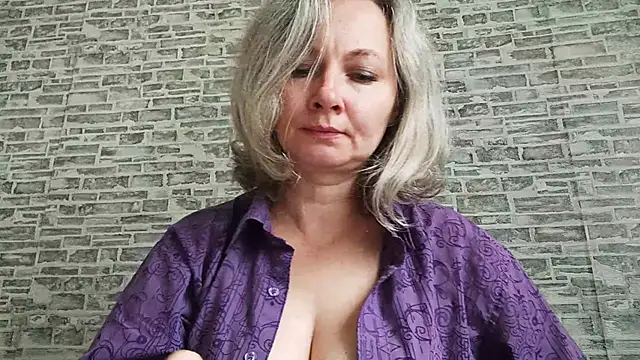 Snapshot of EdithManning chatting on 09/29/25, 06:31 EdithManning online show from 09/29/25, 06:31