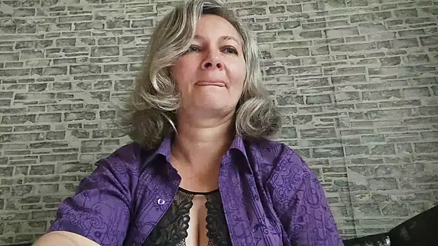 Snapshot of EdithManning chatting on 09/22/25, 05:46 EdithManning online show from 09/22/25, 05:46