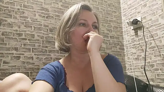 Snapshot of EdithManning chatting on 02/17/25, 03:33 EdithManning online show from 02/17/25, 03:33