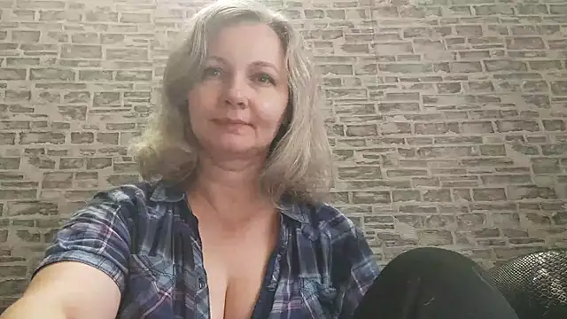 Snapshot of EdithManning chatting on 10/20/25, 05:31 EdithManning online show from 10/20/25, 05:31