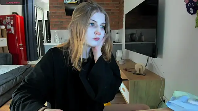 Snapshot of princessaalicc chatting on 02/08/25, 02:15 princessaalicc online show from 02/08/25, 02:15
