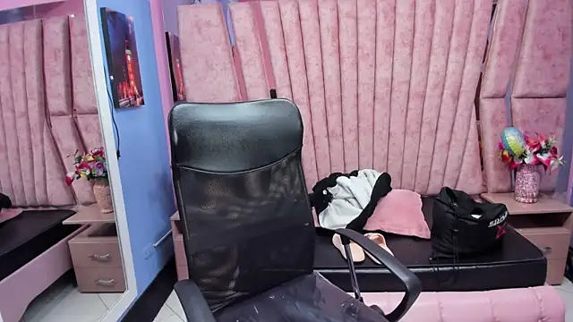 Miaa Thopmson online show from 04/11/26, 10:24