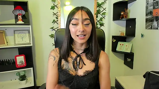 Miaa Thopmson online show from 10/04/25, 10:11