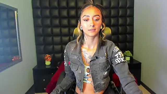 Miaa Thopmson online show from 10/07/25, 08:54