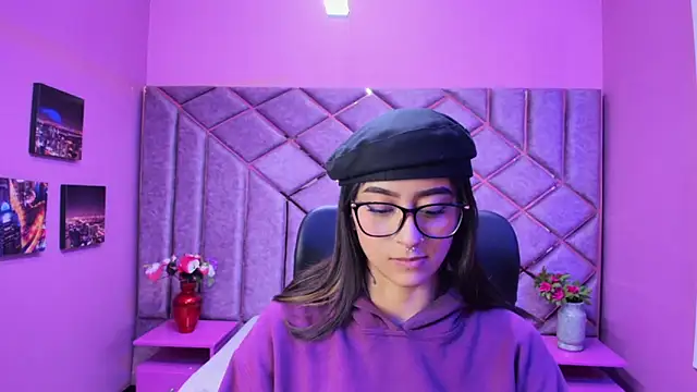 Miaa Thopmson online show from 11/29/25, 12:11