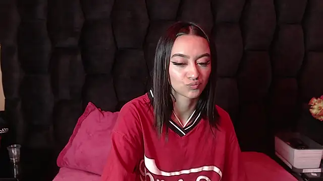 Miaa Thopmson online show from 09/18/25, 12:02