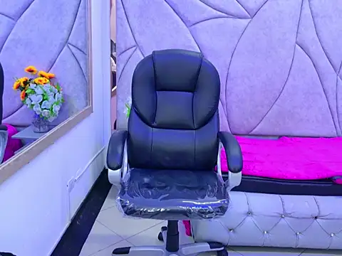 Miaa Thopmson online show from 10/24/25, 04:50