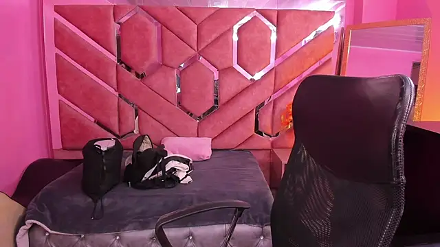 Miaa Thopmson online show from 03/25/26, 09:35