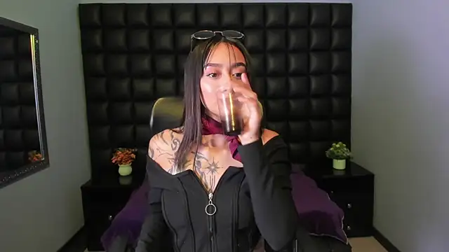 Miaa Thopmson online show from 10/10/25, 09:59