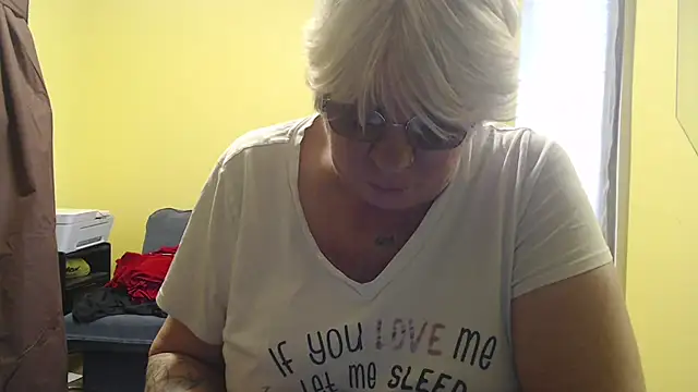 canadiancougar1965 online show from 12/15/25, 04:02