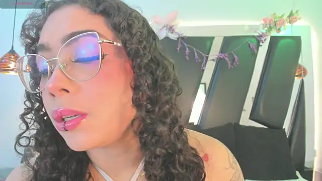 Snapshot of antonelllepiercee chatting on 07/17/26, 01:52 antonelllepiercee online show from 07/17/26, 01:52