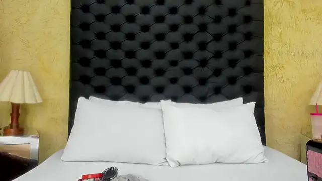 NahomiWhitel online show from 12/16/25, 04:44