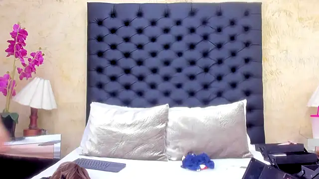 NahomiWhitel online show from 12/04/25, 04:06