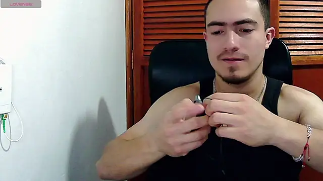 Snapshot of dragon1006 chatting on 05/19/26, 03:35 dragon1006 online show from 05/19/26, 03:35