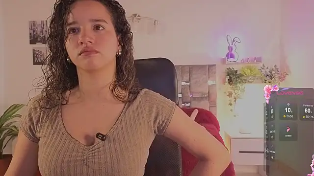 Snapshot of emilyrouxe chatting on 06/15/26, 02:28 emilyrouxe online show from 06/15/26, 02:28