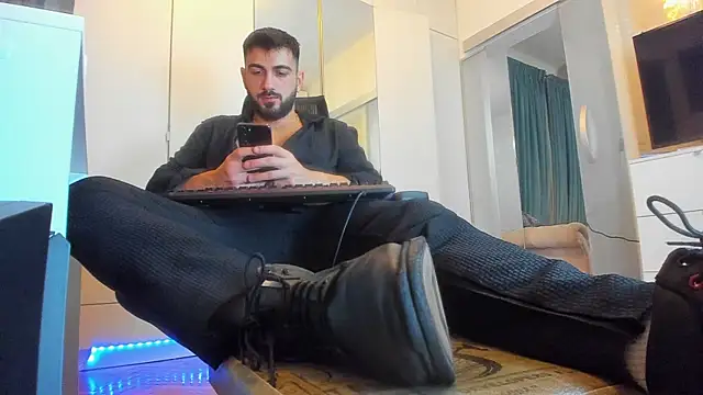 Snapshot of welcometo_hell chatting on 10/18/25, 01:46 welcometo hell online show from 10/18/25, 01:46