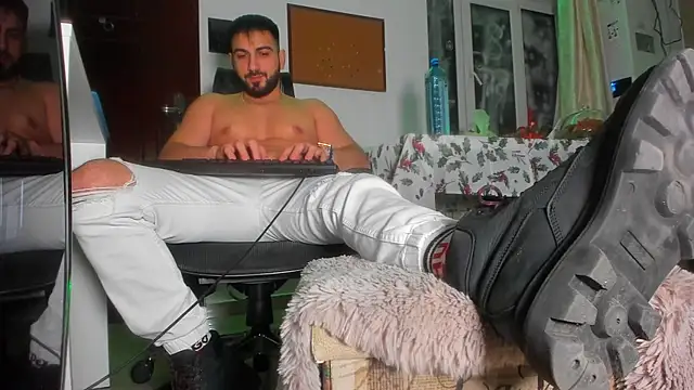 Snapshot of welcometo_hell chatting on 12/17/25, 11:32 welcometo hell online show from 12/17/25, 11:32