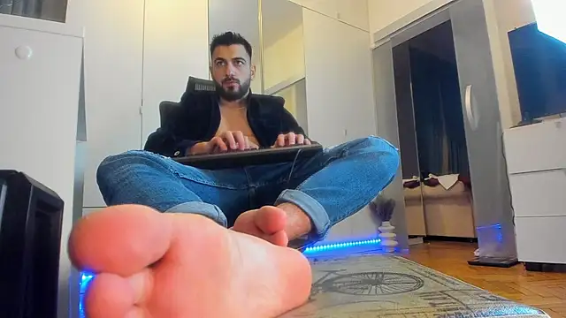 Snapshot of welcometo_hell chatting on 10/28/25, 10:09 welcometo hell online show from 10/28/25, 10:09