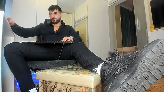 Snapshot of welcometo_hell chatting on 10/05/25, 11:01 welcometo hell online show from 10/05/25, 11:01