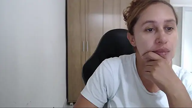 RoxanaLove9 online show from 11/20/25, 05:46