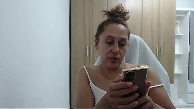 RoxanaLove9 online show from 12/01/25, 02:45