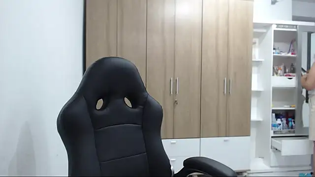 RoxanaLove9 online show from 12/05/25, 08:50