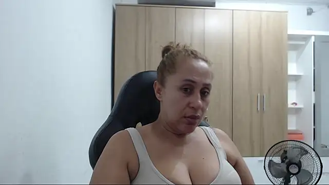 RoxanaLove9 online show from 05/10/26, 01:09