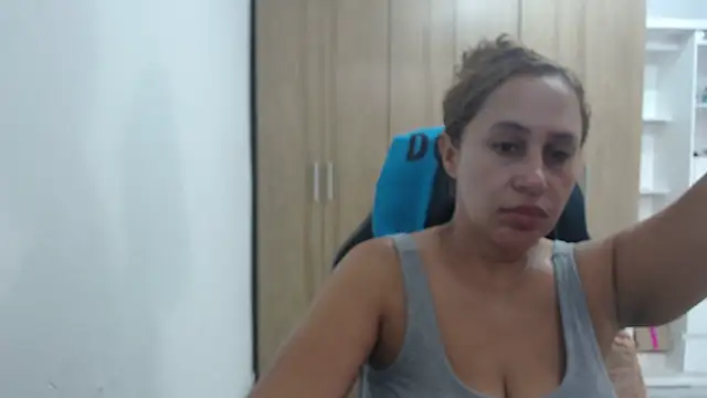 RoxanaLove9 online show from 10/10/25, 09:48