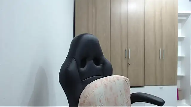 RoxanaLove9 online show from 11/18/25, 09:18