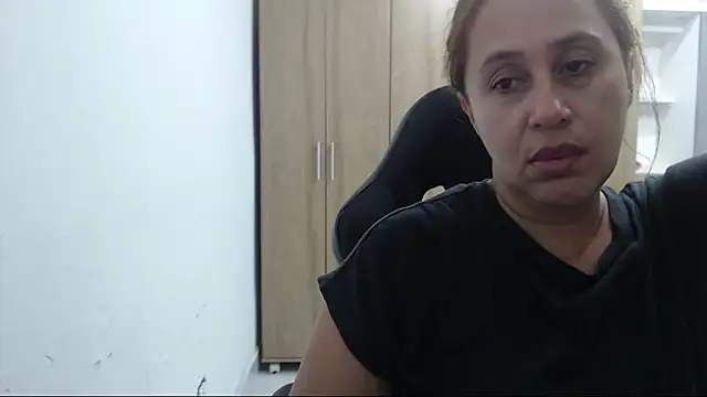 Snapshot of RoxanaLove9 chatting on 06/19/26, 02:17 RoxanaLove9 online show from 06/19/26, 02:17
