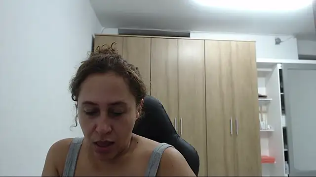 RoxanaLove9 online show from 01/12/26, 12:39