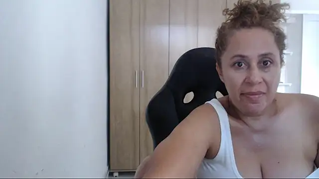 RoxanaLove9 online show from 05/03/26, 08:23