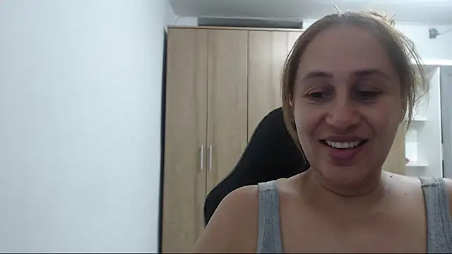 Snapshot of RoxanaLove9 chatting on 06/17/26, 11:03 RoxanaLove9 online show from 06/17/26, 11:03