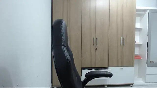Snapshot of RoxanaLove9 chatting on 06/15/26, 10:09 RoxanaLove9 online show from 06/15/26, 10:09