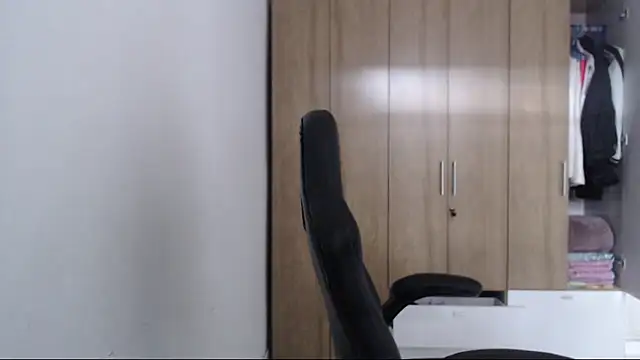 RoxanaLove9 online show from 12/15/25, 08:36