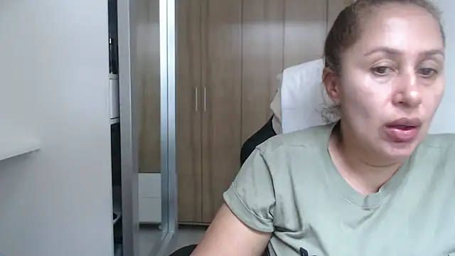 RoxanaLove9 online show from 03/18/25, 05:33