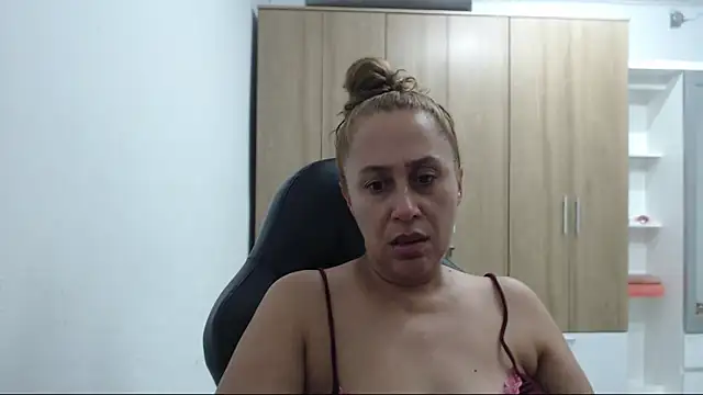 RoxanaLove9 online show from 05/12/26, 01:35