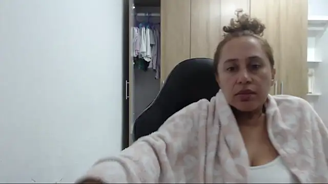 RoxanaLove9 online show from 04/19/26, 02:23