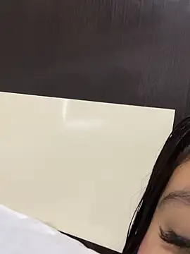 Annie9  online show from 10/21/25, 04:06