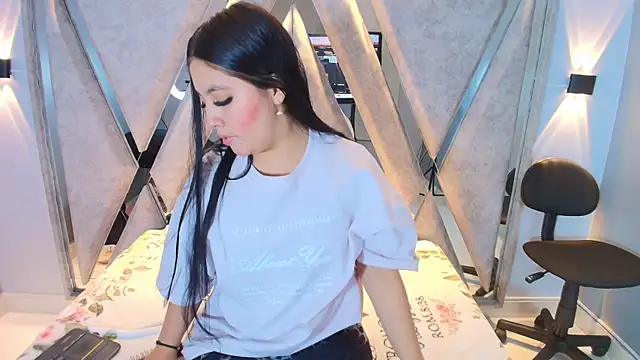 Annie9  online show from 10/10/25, 04:57