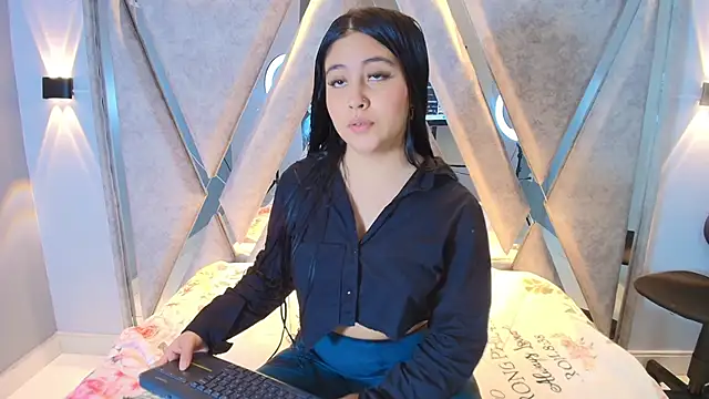 Annie9  online show from 10/25/25, 03:38