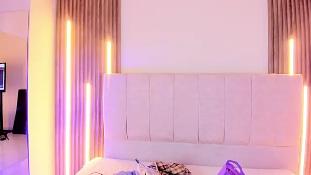 Annie9  online show from 04/17/26, 03:31